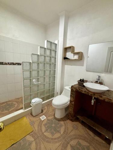 a bathroom with a toilet and a sink at Tiunur Lodge in Sólor