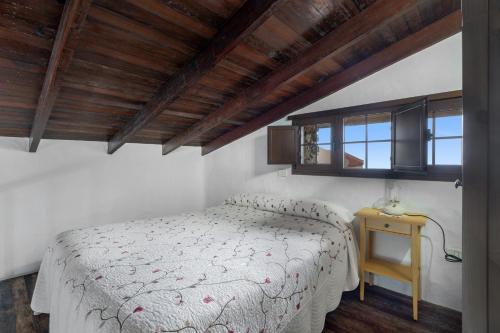 a bedroom with a bed and a wooden ceiling at Tesbabo Rural - Mimo in Mocanal