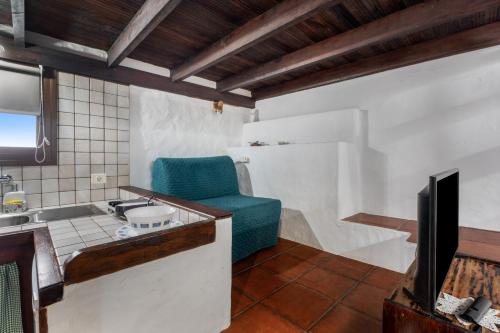 a kitchen with a blue chair and a sink at Tesbabo Rural - Mimo in Mocanal