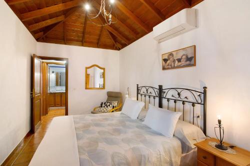 a bedroom with a bed and a wooden ceiling at Casa Rural Arecida in Tijarafe