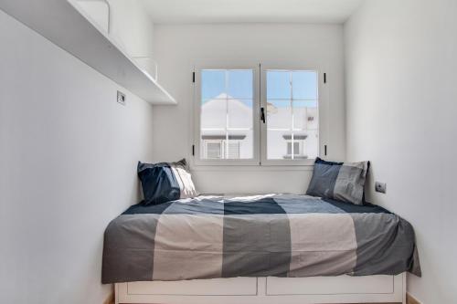 a bedroom with a bed and a window at Casa Oasis in Tías