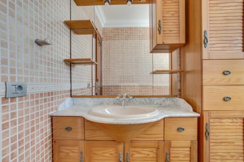 a bathroom with a sink and a mirror at Casa Oasis in Tías