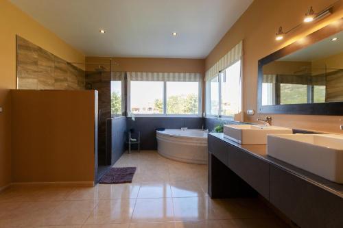 a large bathroom with two sinks and a tub at Paulina in Jávea