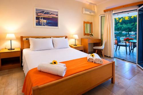 a bedroom with a bed with two towels on it at Jenny Apartment in Gaios
