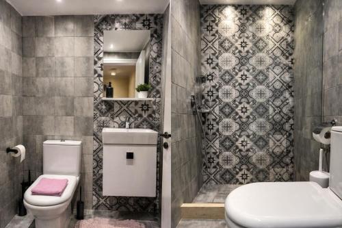 a bathroom with a toilet and a sink at Jenny Apartment in Gaios