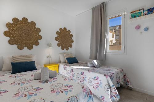 two beds sitting next to each other in a bedroom at La Casa de las Hesperides in Morro del Jable