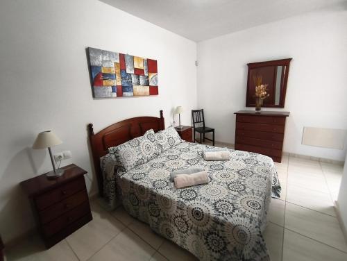 a bedroom with a bed with two towels on it at Apartamento el Carmen in El Cotillo