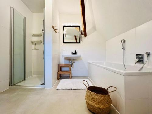 a bathroom with a sink and a bath tub at Traum-ferienwohnung in Siegsdorf