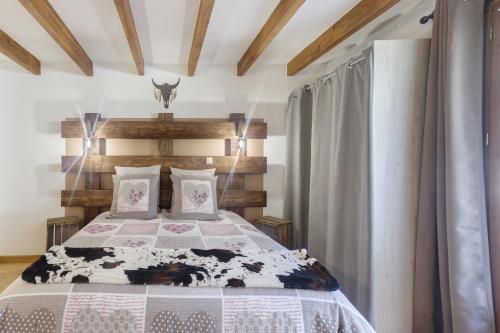 a bedroom with a bed in a room at Le Ranch Des Ours in Champsac