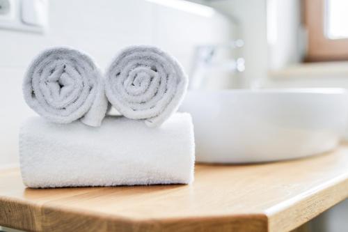 a pile of towels sitting on a counter in a bathroom at Ferienwohnung Geroldsee in Garmisch-Partenkirchen