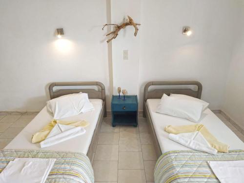 two beds sitting next to each other in a room at Perasma Studios 11 in Kipri
