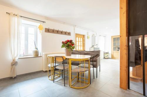 una cucina e una sala da pranzo con tavolo e sedie di Ce Petit Penty a Douarnenez