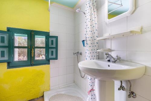 a bathroom with a sink and a toilet at El Nido holiday cottage with pool in Órgiva