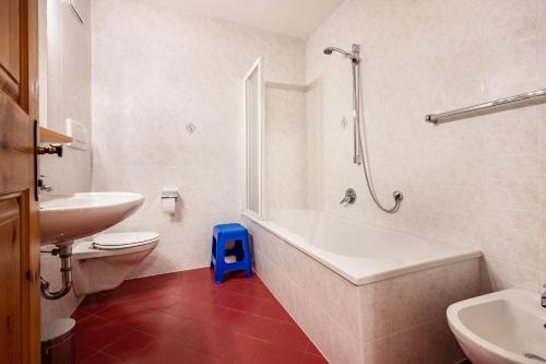 a bathroom with a tub and a toilet and a sink at Lindenhof Apt 6 in Vandoies