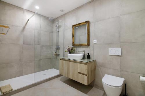 ein Badezimmer mit Waschbecken, Toilette und Dusche in der Unterkunft Excelente Studio in Loulé