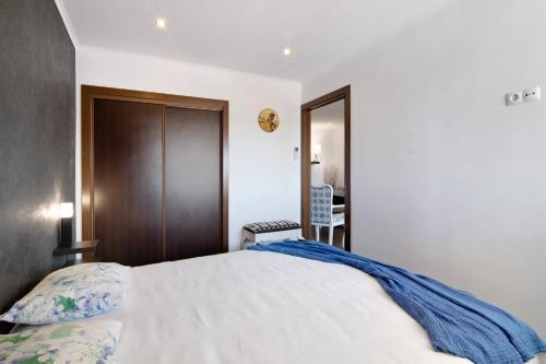 a bedroom with a large bed and a mirror at Apartamento Freire in Portimão