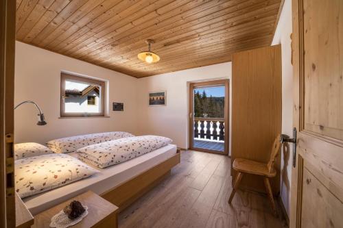 a bedroom with a bed and a window at Ferienwohnung Mittager Edelweiss in Avelengo