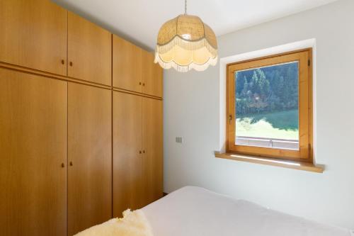 a bedroom with a bed and a window at Cima de' Piazzi Apartment 2 in Valdidentro