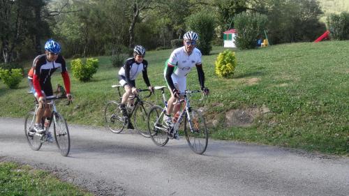 サセッタにあるCampo Di Carloの三人が自転車に乗って道を下っている