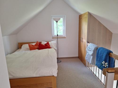 a bedroom with a bed and a window at Ferienhaus am Wasser, Bootshaus in Güstrow
