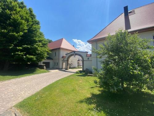 a house with a pathway leading to a driveway at Ferienwohnung Gut Börtewitz in Leisnig