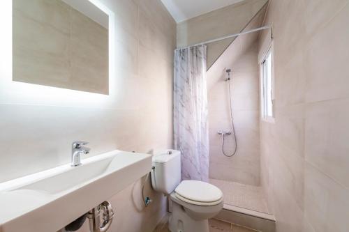 a bathroom with a toilet and a sink and a shower at Villa Loli 2 in El Pozo de los Frailes