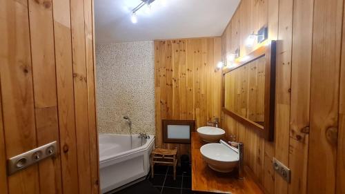 a bathroom with a sink and a tub and a toilet at Maison Olei-Villa 3 chambres 6 personnes Terrasse Parking in Oëlleville