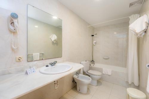 a bathroom with a sink and a toilet and a shower at Apartamento Via Alemanya in Can Picafort