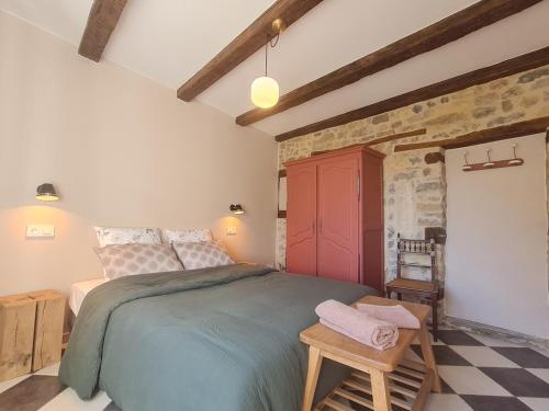 a bedroom with a large bed and a red door at Maison Olei-Villa 3 chambres 6 personnes Terrasse Parking in Oëlleville