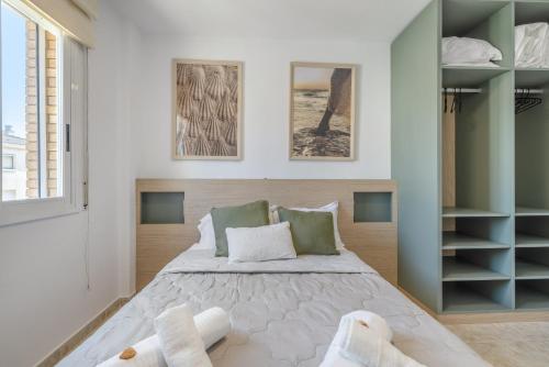 ein Schlafzimmer mit einem großen Bett und einem Fenster in der Unterkunft Las Conchas in Cunit
