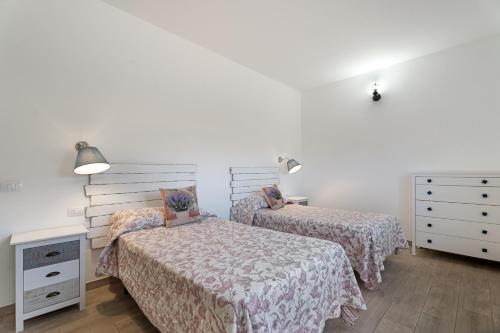 a bedroom with two beds and a dresser at Casa Elvira in Frontera