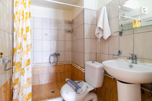 a bathroom with a toilet and a sink at Nikiana Club - Studio 4 in Nikiana