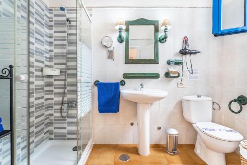 a bathroom with a sink and a toilet and a shower at El Sombrerito 6 in Caleta de Sebo