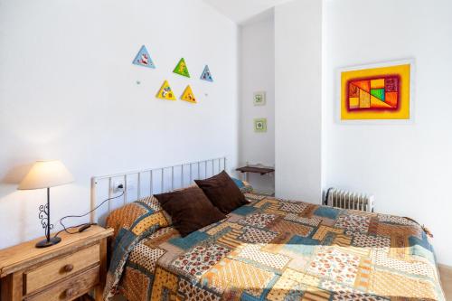 a bedroom with a bed and a lamp on a table at Casa Frank in Conil de la Frontera