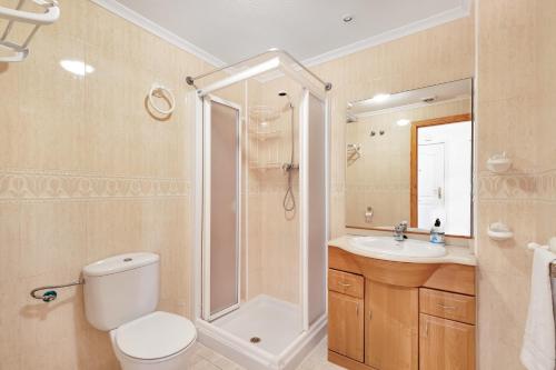 a bathroom with a shower and a toilet and a sink at Casa en playa con piscina Novamar in Santa Pola