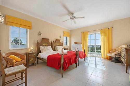 a bedroom with a bed with a red blanket at Monte Lemos Villa 35 in Luz