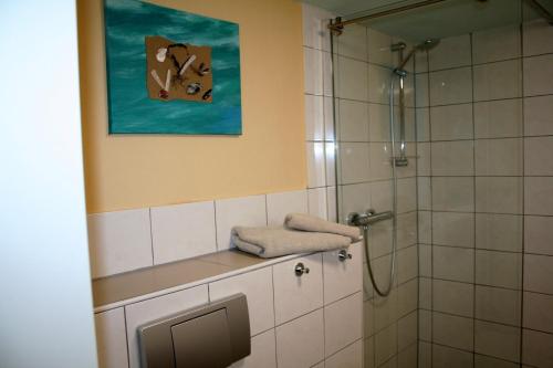a bathroom with a shower and a toilet with towels at Ferienwohnung Sammet in Brilon