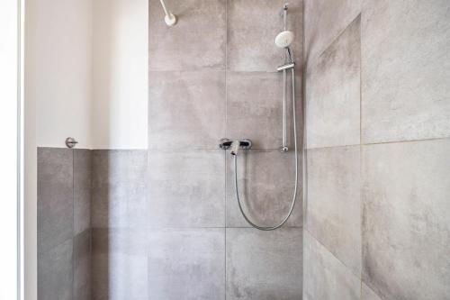 a shower with a shower head in a bathroom at Himmelpforten Loft in Himmelpforten