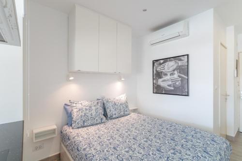 a bedroom with a bed in a white room at Brisas Canarias in Puerto Rico de Gran Canaria