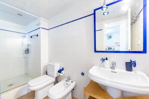 a bathroom with a sink and a toilet and a mirror at Apartamento Luz De Baria in Vera
