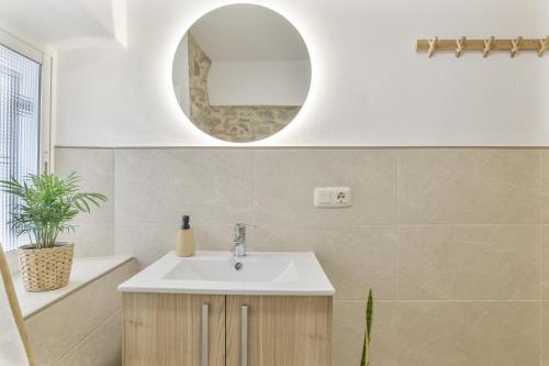 a bathroom with a sink and a mirror at El Rincón de Hugo in Alcalá de los Gazules