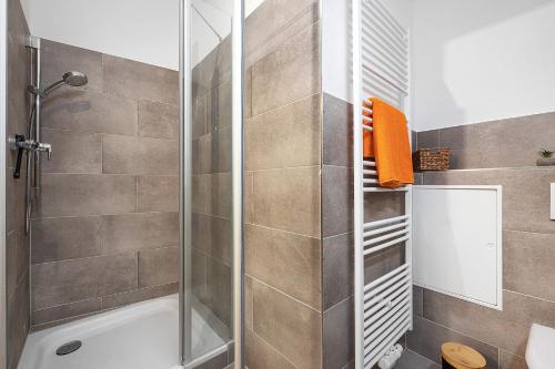 a bathroom with a shower and a toilet at City Apartment in Uelzen