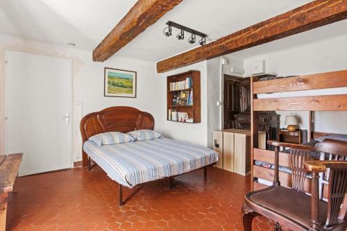 a living room with a bench and a bed at Véritable Mas Provençal À La Palud in La Palud-sur-Verdon