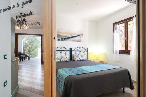 a bedroom with a bed in a room at Al mare da Pépé in Budoni