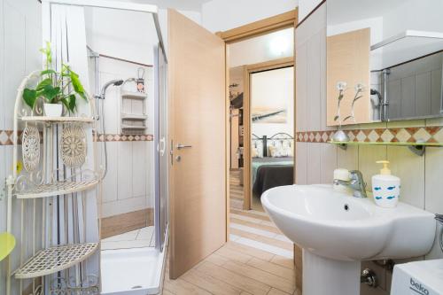 a bathroom with a sink and a shower at Al mare da Pépé in Budoni