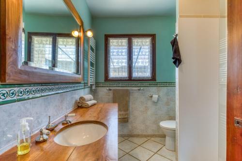 a bathroom with a sink and a toilet at La Trêve in La Tour-sur-Orb