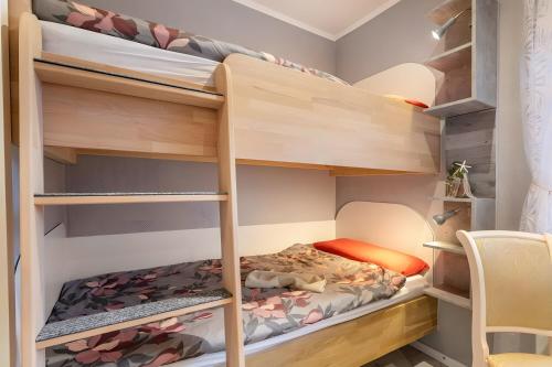 a bunk bed room with a bunk bed in a bedroom at Ferienwohnung Wencke in Büsum