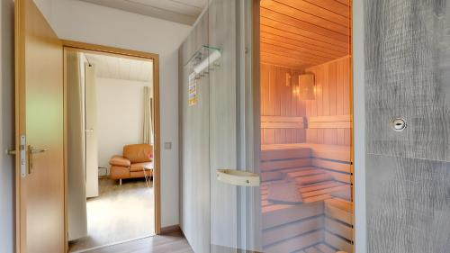 a hallway with a door leading into a room at Waldblick - Stilvolles Ferienhaus in Kemmerode