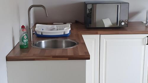 a kitchen counter with a sink and a microwave at Fewo Drei Gleichen Nr 1 in Wandersleben