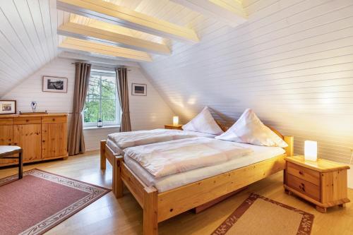 a bedroom with a large bed in a attic at De Lüüte Kaat in Offenbüttel